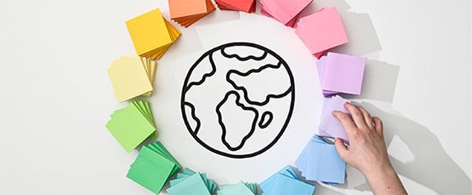 Des notes Post-it® colorées disposées en cercle autour d'un dessin représentant la Terre.
