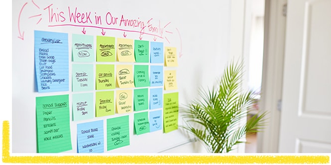 Emploi du temps familial organisé à l'aide de notes Post-it® colorées sur un mur
