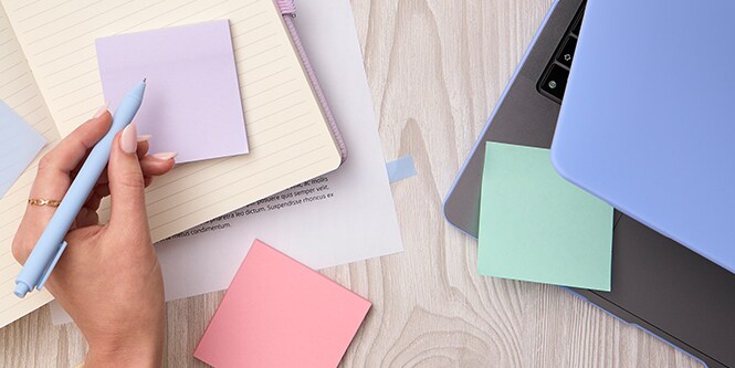 Un bureau avec des notes Post-it® colorées recyclées

