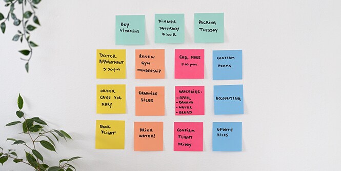Un mur rempli de notes Post-it® colorées avec des rappels manuscrits
