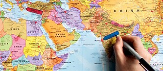 Indiquez un emplacement sur une carte du monde à l'aide d'un marque-pages Post-it®.
