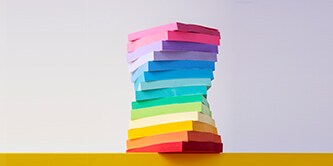 Une pile de notes Post-it® colorées disposées en forme de tour, mettant en valeur la grande variété de couleurs vives des notes Post-it®
